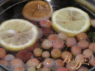 Фото приготовление рецепта: Компот из крыжовника с клубникой, инжиром и лимоном шаг №1