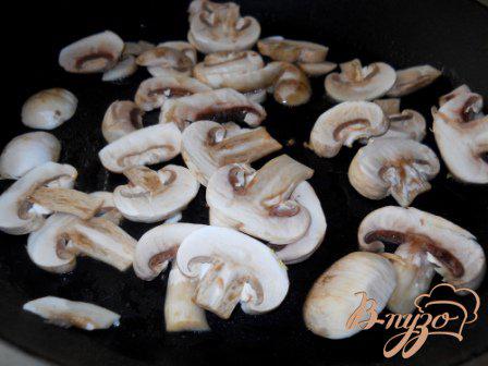 Фото приготовление рецепта: Омлет с грибами и зеленый луком шаг №3