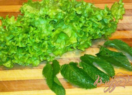 Фото приготовление рецепта: Салат с тунцом и клубникой шаг №1