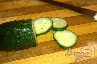 Фото приготовление рецепта: Овощной салат с мягким сыром шаг №2