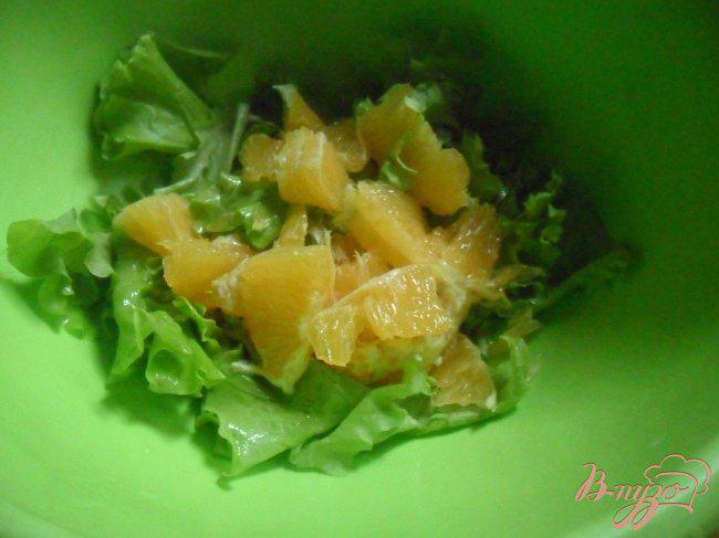 Фото приготовление рецепта: Салат с лососем и апельсином шаг №1