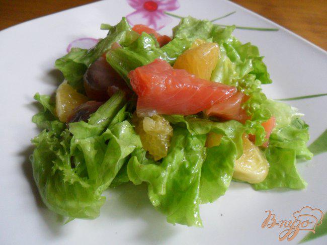 Фото приготовление рецепта: Салат с лососем и апельсином шаг №3