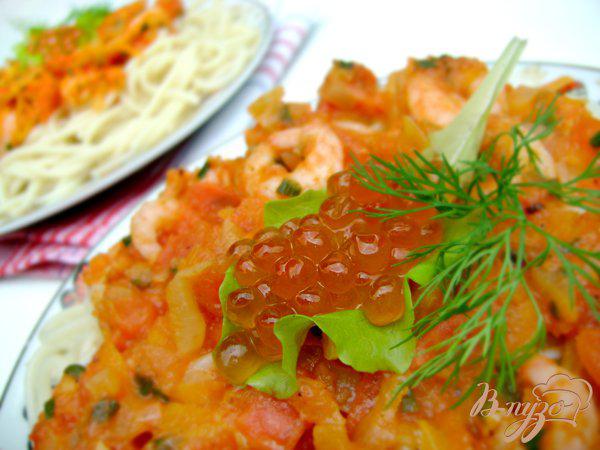 Фото приготовление рецепта: Спагетти под креветочно-томатным соусом шаг №4