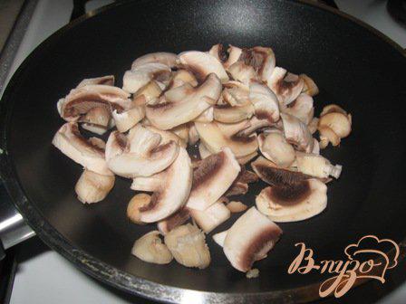 Фото приготовление рецепта: Семга под  молочно-сырным соусом с грибами и вином. шаг №2