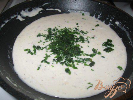 Фото приготовление рецепта: Семга под  молочно-сырным соусом с грибами и вином. шаг №4