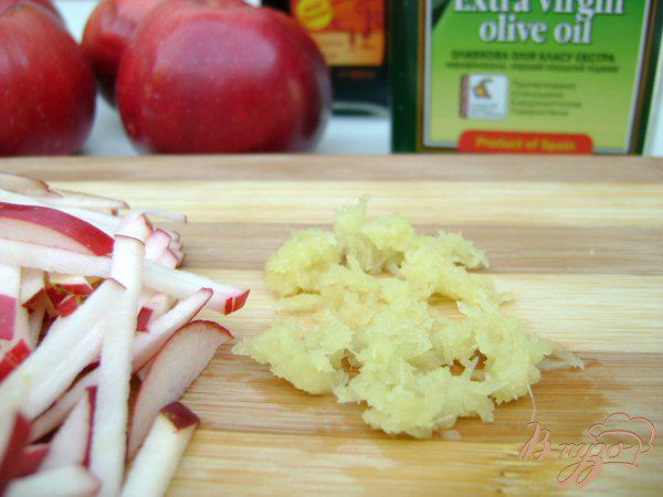 Фото приготовление рецепта: Капустно-яблочный салат с оригинальной заправкой шаг №2