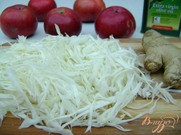 Фото приготовление рецепта: Капустно-яблочный салат с оригинальной заправкой шаг №1