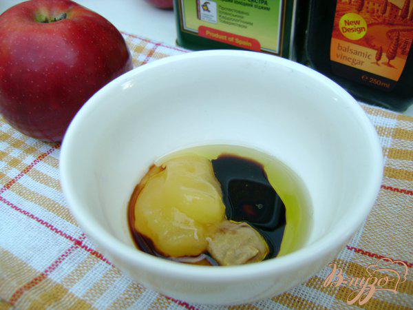 Фото приготовление рецепта: Капустно-яблочный салат с оригинальной заправкой шаг №5