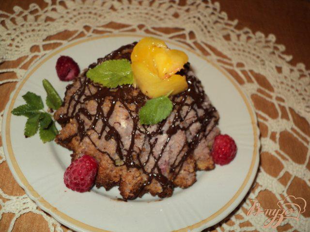 Фото приготовление рецепта: Мраморный чизкейк с малиной и персиками шаг №12