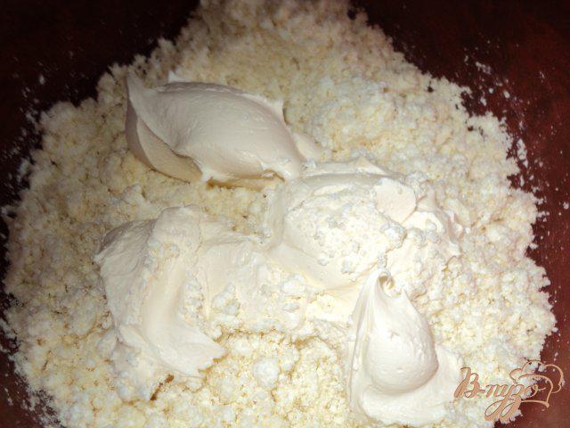 Фото приготовление рецепта: Мраморный чизкейк с малиной и персиками шаг №4