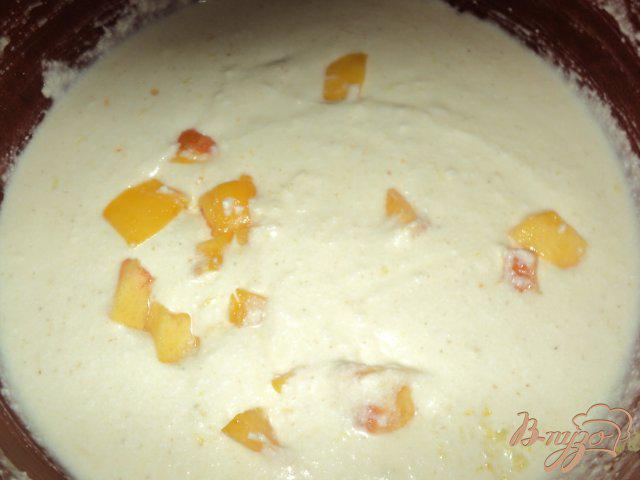 Фото приготовление рецепта: Мраморный чизкейк с малиной и персиками шаг №6