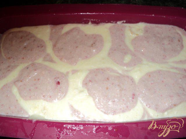 Фото приготовление рецепта: Мраморный чизкейк с малиной и персиками шаг №8