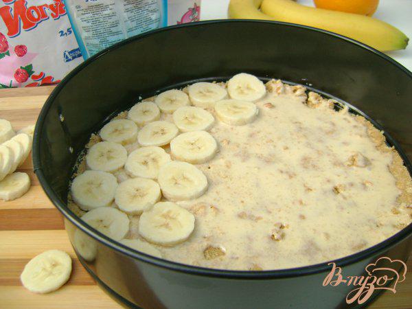 Фото приготовление рецепта: Йогуртовый торт с бананами и шоколадными шариками «Празничный» шаг №2