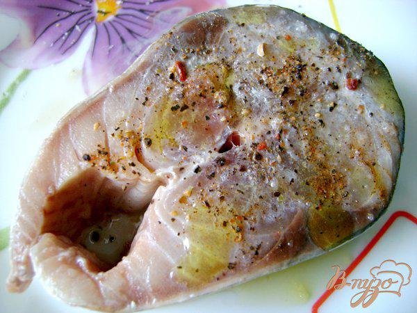 Фото приготовление рецепта: Ароматный оливковый тунец с морковным соусом шаг №1