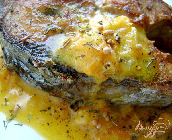 Фото приготовление рецепта: Ароматный оливковый тунец с морковным соусом шаг №3