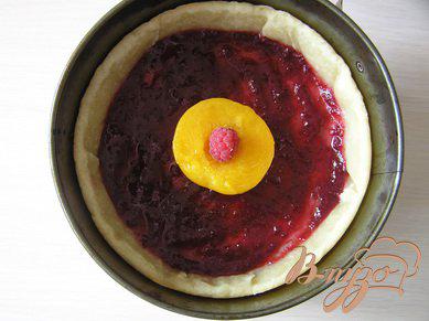 Фото приготовление рецепта: Малиновый пирог с персиком и вишней шаг №6