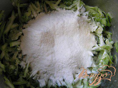 Фото приготовление рецепта: Кабачковые оладьи с зеленым луком шаг №2