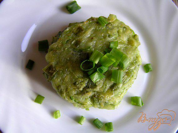 Фото приготовление рецепта: Кабачковые оладьи с зеленым луком шаг №5