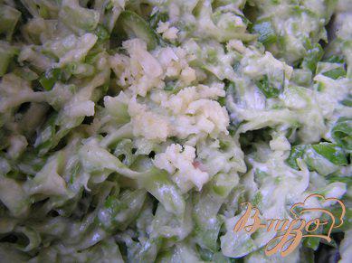 Фото приготовление рецепта: Кабачковые оладьи с зеленым луком шаг №3