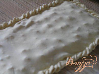 Фото приготовление рецепта: Слоеный пирог с форелью, картофелем и зеленым горошком шаг №5