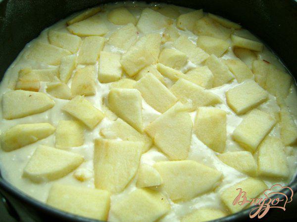 Фото приготовление рецепта: Сметанный пирог с яблоками шаг №3
