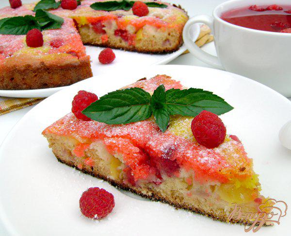 Фото приготовление рецепта: Летний медовый пирог с ягодами шаг №4