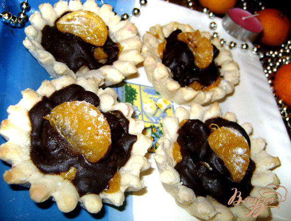 Фото приготовление рецепта: Корзинки с песочного теста с карамельными мандаринами и шоколадом шаг №4