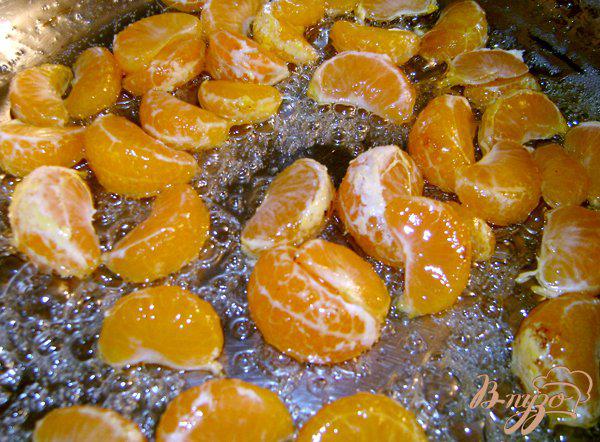 Фото приготовление рецепта: Корзинки с песочного теста с карамельными мандаринами и шоколадом шаг №2