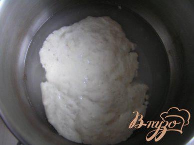 Фото приготовление рецепта: Пшеничный хлеб на хмелевой закваске шаг №4