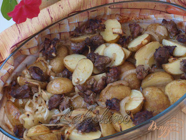 Фото приготовление рецепта: Свинина в чесночном маринаде с картофелем в духовке шаг №4