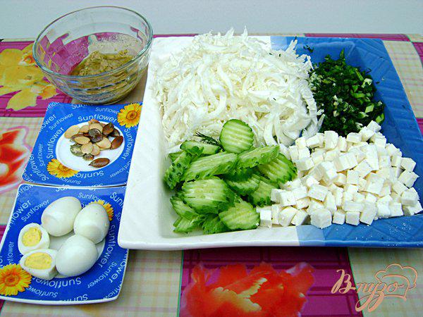 Фото приготовление рецепта: Салат «Авангард» с пекинской капустой, брынзой и горчично-оливковой заправкой шаг №3