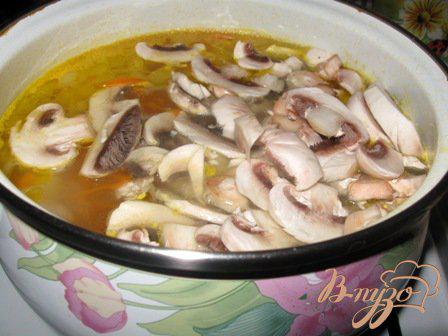 Фото приготовление рецепта: Вегетарианские щи из квашенной капусты с грибами шаг №5