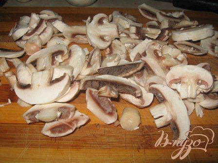 Фото приготовление рецепта: Вегетарианские щи из квашенной капусты с грибами шаг №4