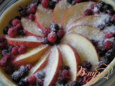 Фото приготовление рецепта: Открытый пирог с яблоками и смородиной шаг №6