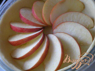 Фото приготовление рецепта: Открытый пирог с яблоками и смородиной шаг №5