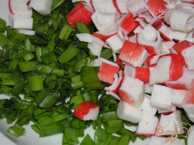 Фото приготовление рецепта: Пирожки с зеленым луком и крабовыми палочками шаг №2