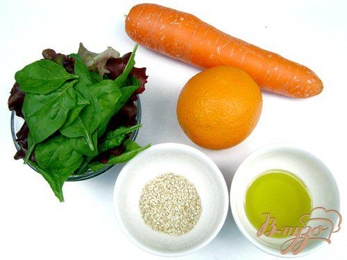Фото приготовление рецепта: Салат «Яркое лето» со шпинатом, морковью и апельсином шаг №1
