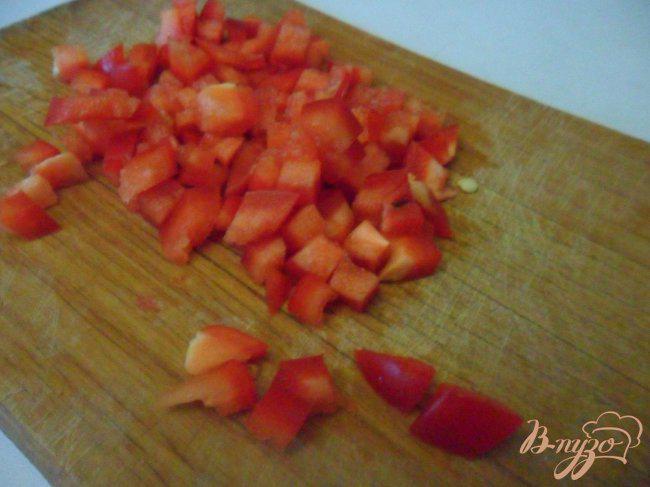 Фото приготовление рецепта: Салат с фасолью и кинзой «Юбилейный» шаг №4