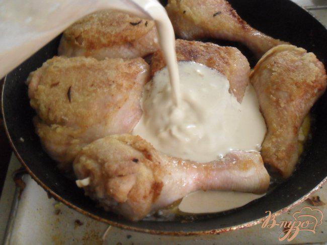 Фото приготовление рецепта: Курица в сметанно-горчичном соусе «Неженка» шаг №4