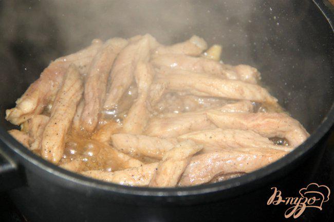 Фото приготовление рецепта: Свинина с ананасом по-китайски шаг №5