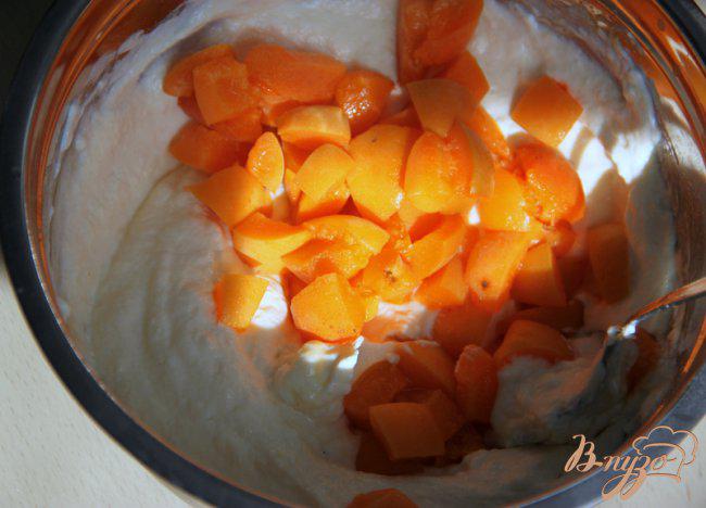 Фото приготовление рецепта: Творожная запеканка с абрикосами шаг №2