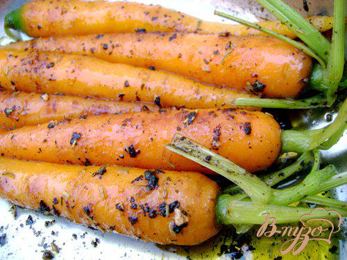 Фото приготовление рецепта: Молодая морковь, обжаренная в оливковом масле со специями шаг №3