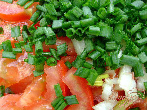 Фото приготовление рецепта: Салат с помидорами, огурцами и молодой капустой шаг №2