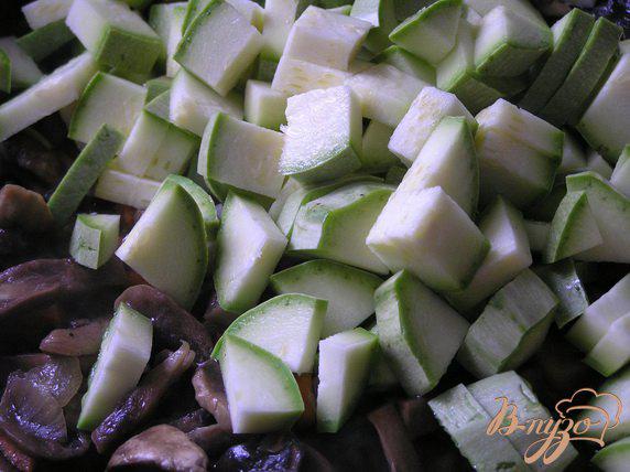 Фото приготовление рецепта: Тарталетки с начинкой из овощей и грибов шаг №3