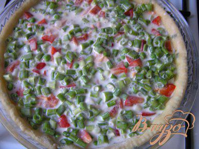 Фото приготовление рецепта: Пирог с лососем, зеленью и овощами шаг №5