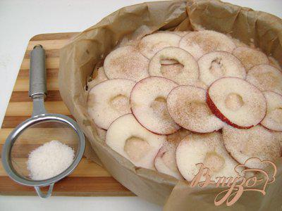 Фото приготовление рецепта: Пирог на йогурте « Сладкое яблочко:)» шаг №4