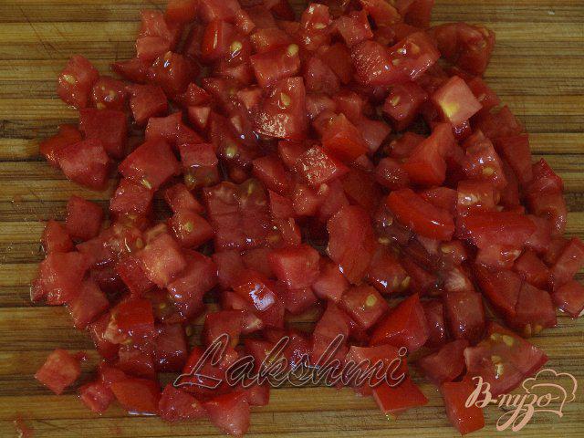 Фото приготовление рецепта: Сельдь под сырно-помидорной шубкой шаг №3