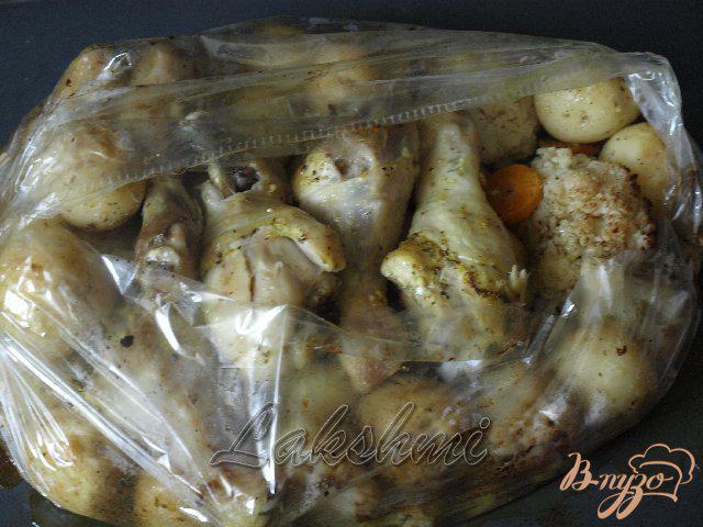 Фото приготовление рецепта: Курица с молодым картофелем и цветной капустой запечённые в рукаве шаг №5