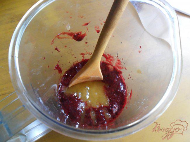 Фото приготовление рецепта: Ягодное сорбе с йогуртом и мёдом шаг №2