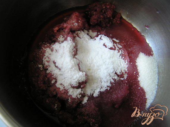 Фото приготовление рецепта: Торт-мороженое с безе и красными ягодами шаг №3